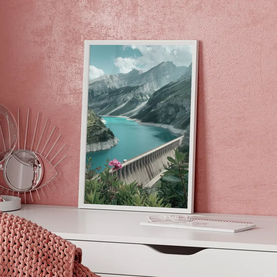 Poster traumhafte Berglandschaft mit türkisblauem See und Damm