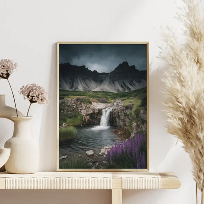 Poster mit atemberaubender Naturlandschaft und Wasserfall in Farbenpracht