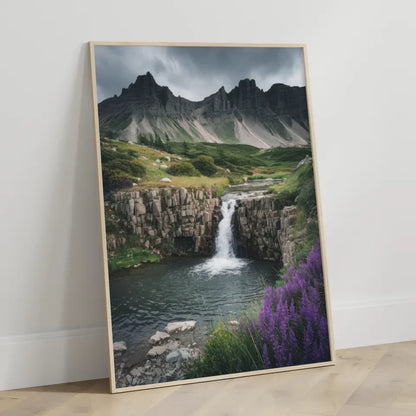 Poster von atemberaubender Naturlandschaft mit Wasserfall und Bergen