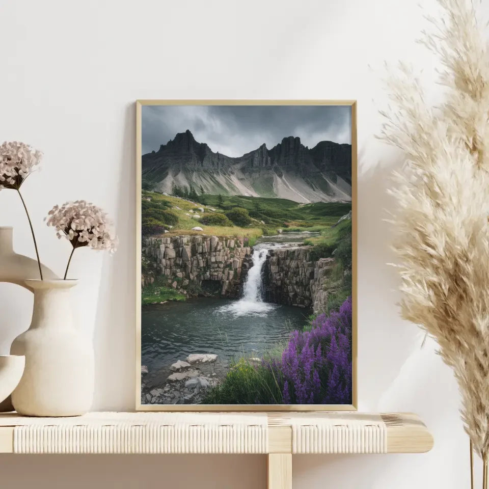 Poster von atemberaubender Naturlandschaft mit Wasserfall und Bergen