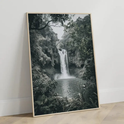 Poster Wasserfall Natur pur mit grünem Laub dekorieren Ihr Zuhause