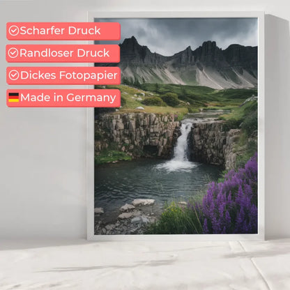 Poster von atemberaubender Naturlandschaft mit Wasserfall und Bergen