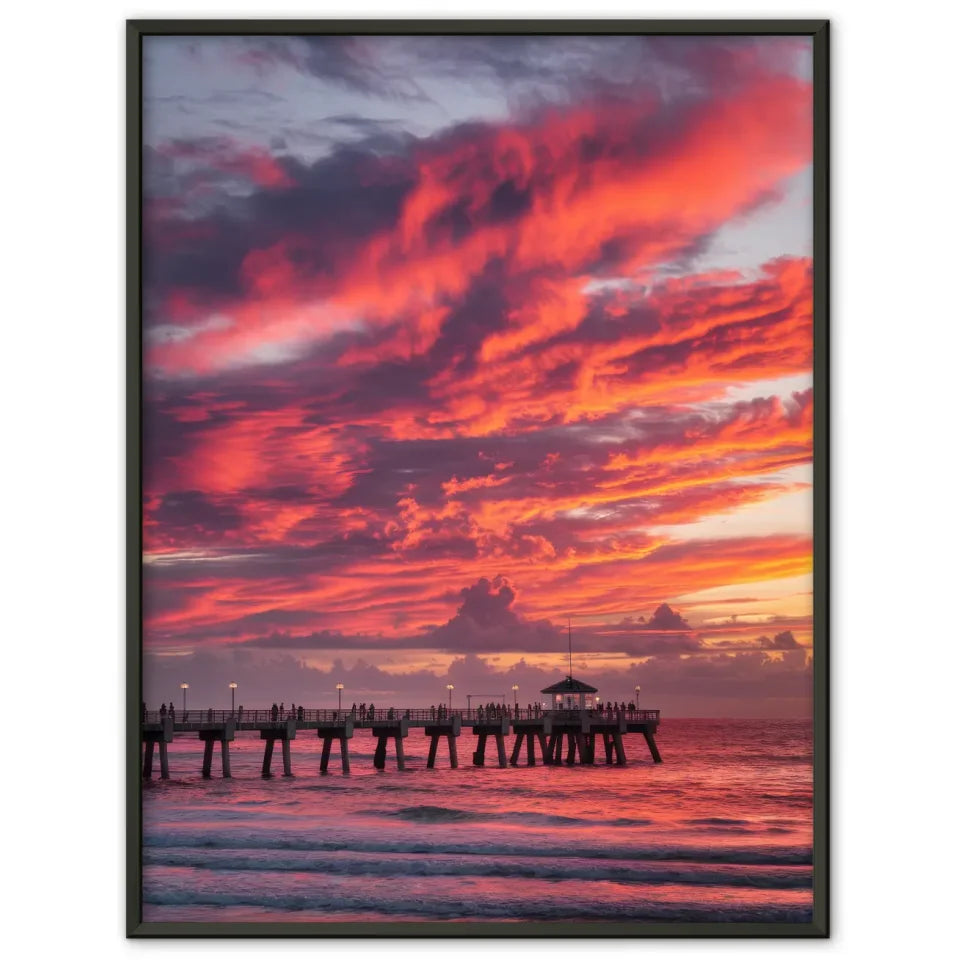 Poster traumhafter Sonnenuntergang am Strand mit Pier und Wolkenkunst