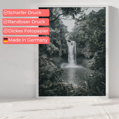 Poster Wasserfall Natur pur mit grünem Laub dekorieren Ihr Zuhause