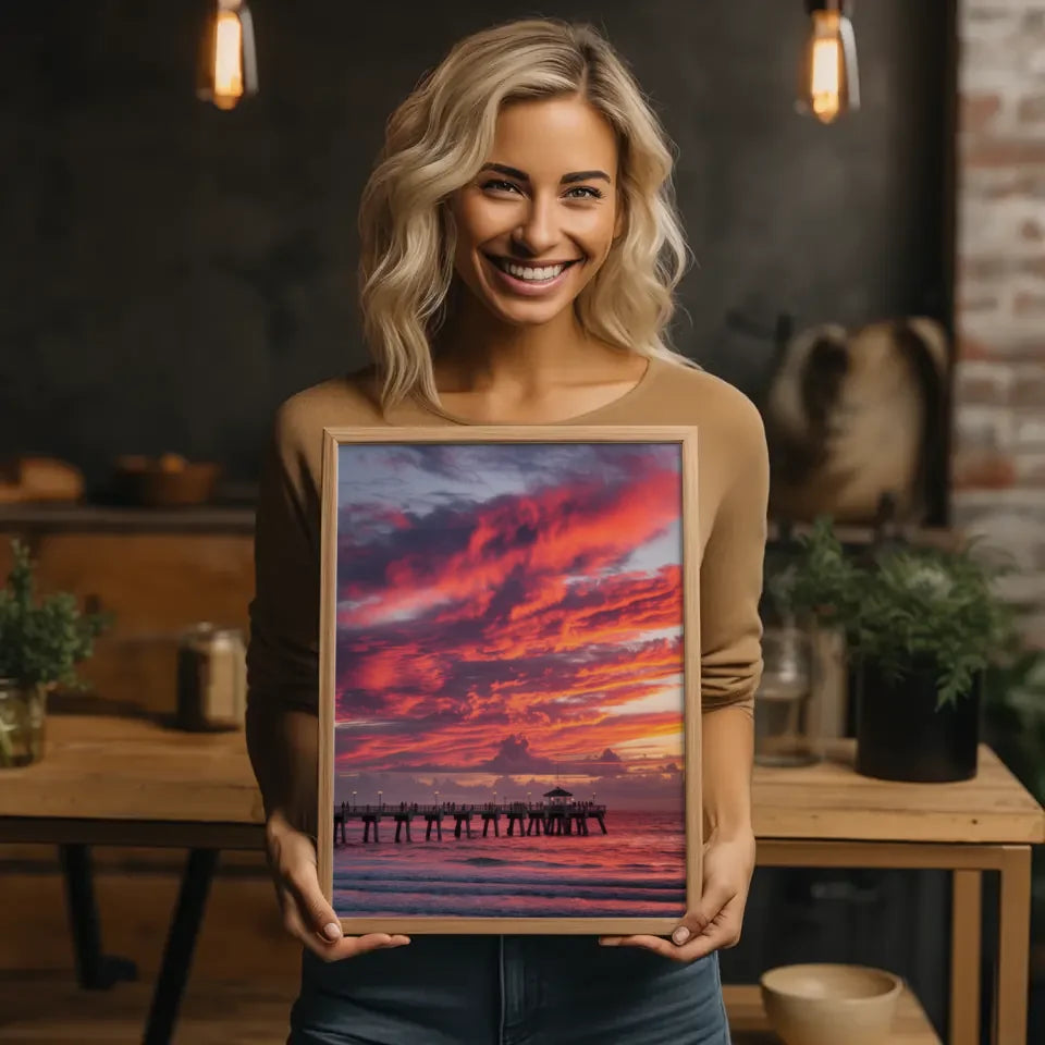 Poster traumhafter Sonnenuntergang am Strand mit Pier und Wolkenkunst