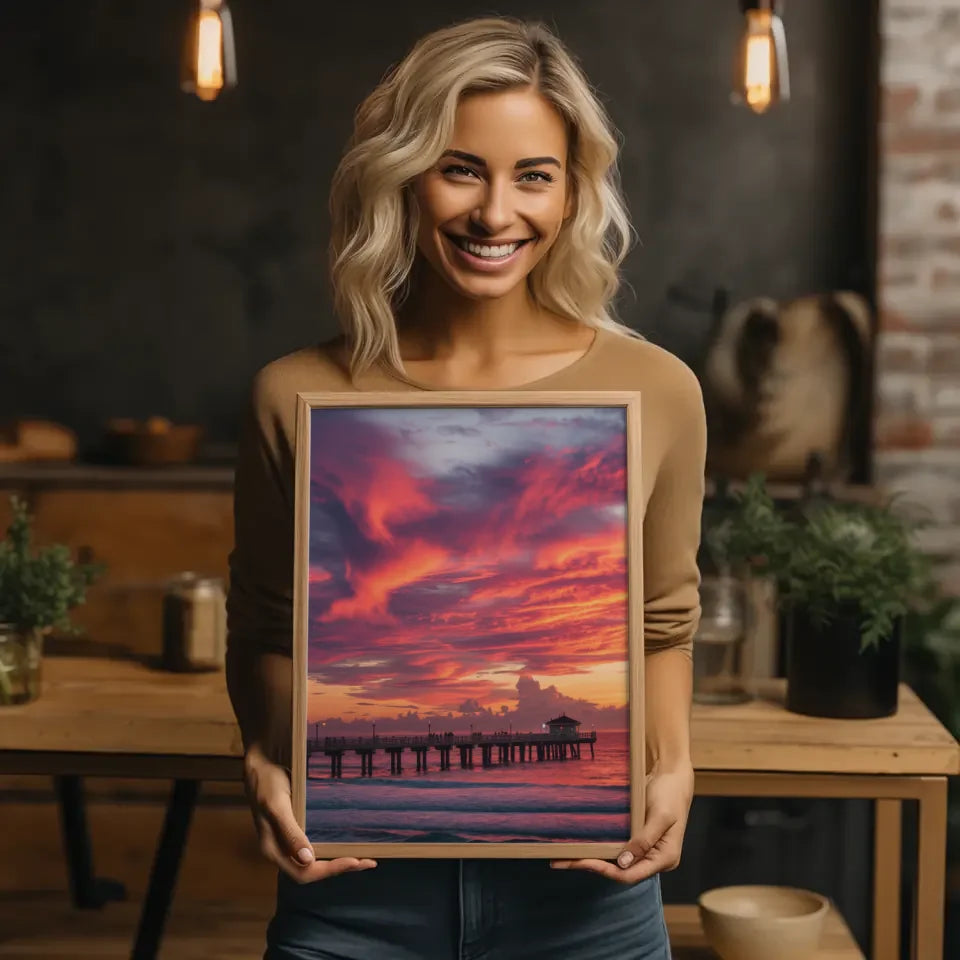 Sonnenuntergang Poster am Strand mit Pier und dramatischem Himmel