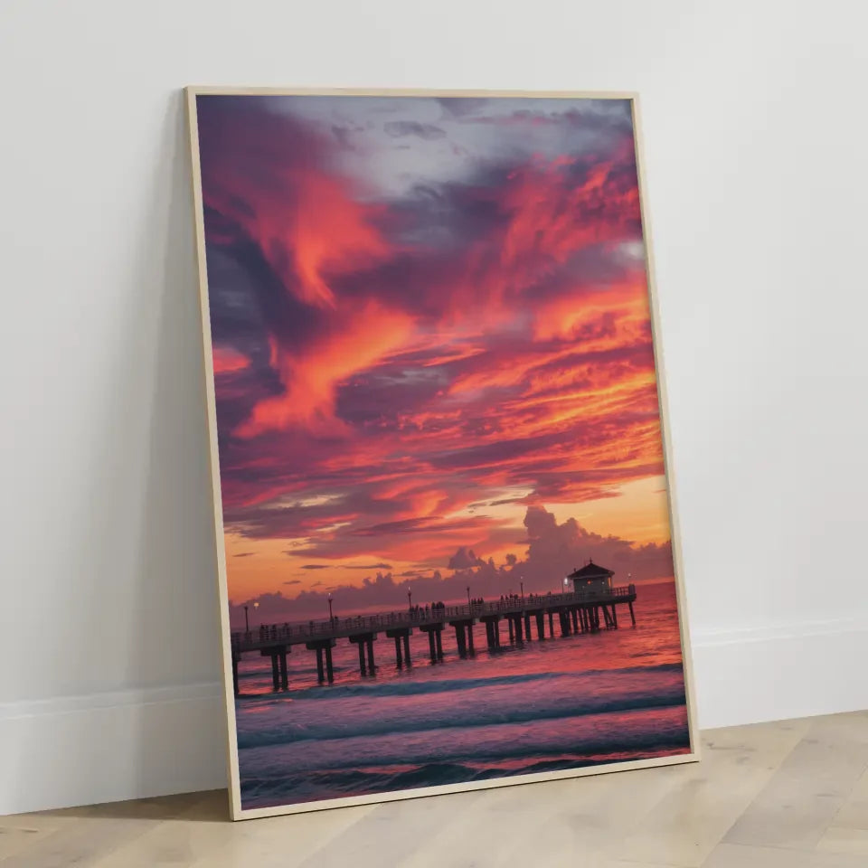 Sonnenuntergang Poster am Strand mit Pier und dramatischem Himmel