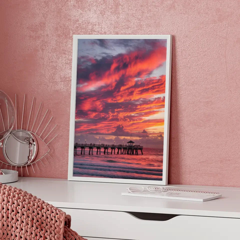 Poster traumhafter Sonnenuntergang am Strand mit Pier und Wolkenkunst