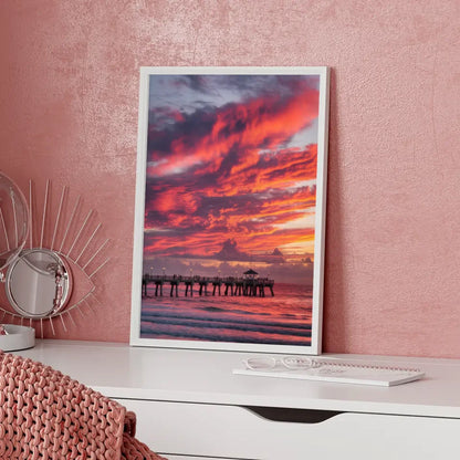 Poster traumhafter Sonnenuntergang am Strand mit Pier und Wolkenkunst