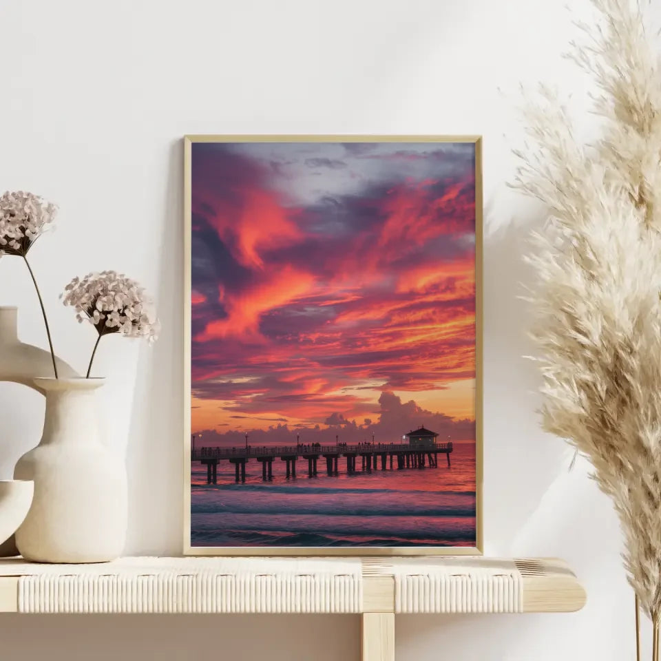 Sonnenuntergang Poster am Strand mit Pier und dramatischem Himmel