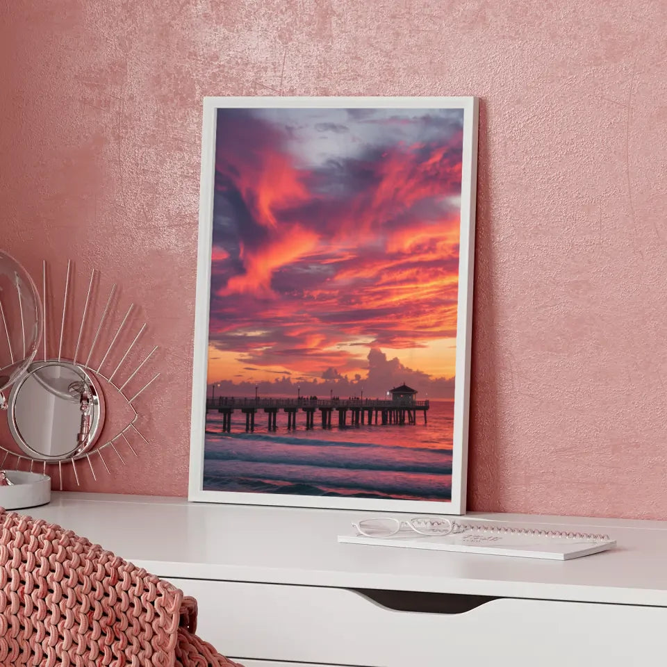 Sonnenuntergang Poster am Strand mit Pier und dramatischem Himmel