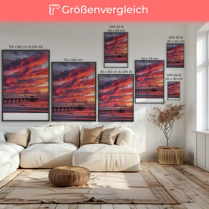 Poster traumhafter Sonnenuntergang am Strand mit Pier und Wolkenkunst