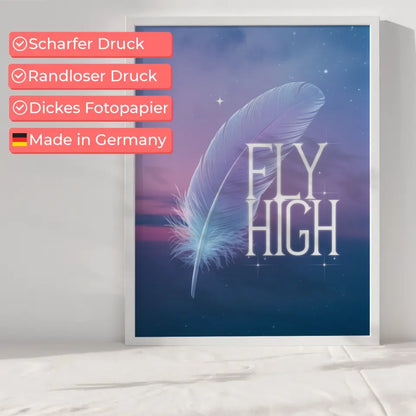 Poster mit Pastellfeder und inspirierendem Zitat FLY HIGH für dein Zuhause