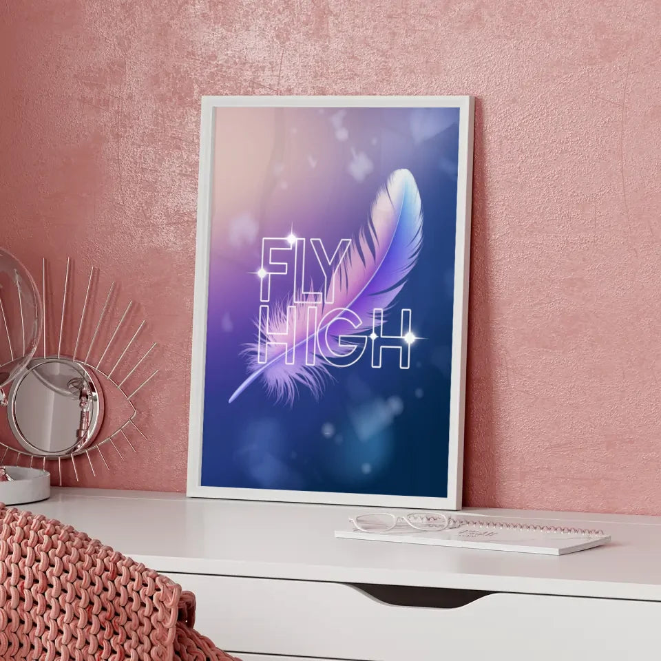 Poster mit Pastellfeder und inspirierendem Zitat FLY HIGH für dein Zuhause