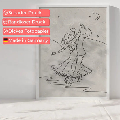 Minimalistisches Poster Paar unter sternenklarem Nachthimmel tanzen