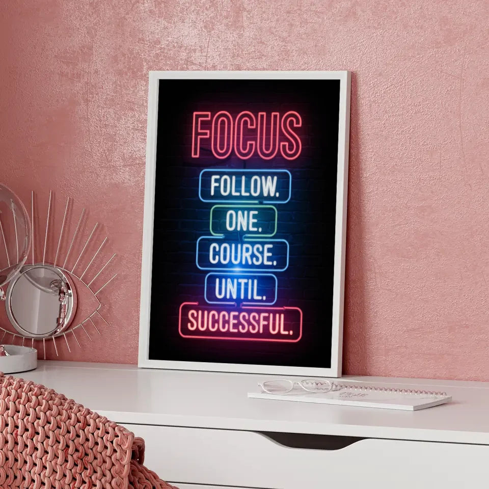 Inspirierendes Poster mit Neonlicht Focus Zitat für Motivation und Erfolg