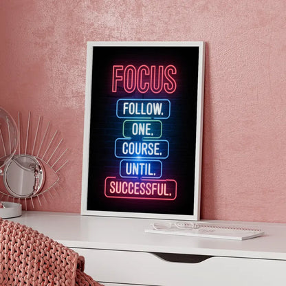 Inspirierendes Poster mit Neonlicht Focus Zitat für Motivation und Erfolg