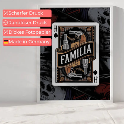 Poster im Chicano-Stil La Familia mit Gangsterelementen auf Pokerkarte