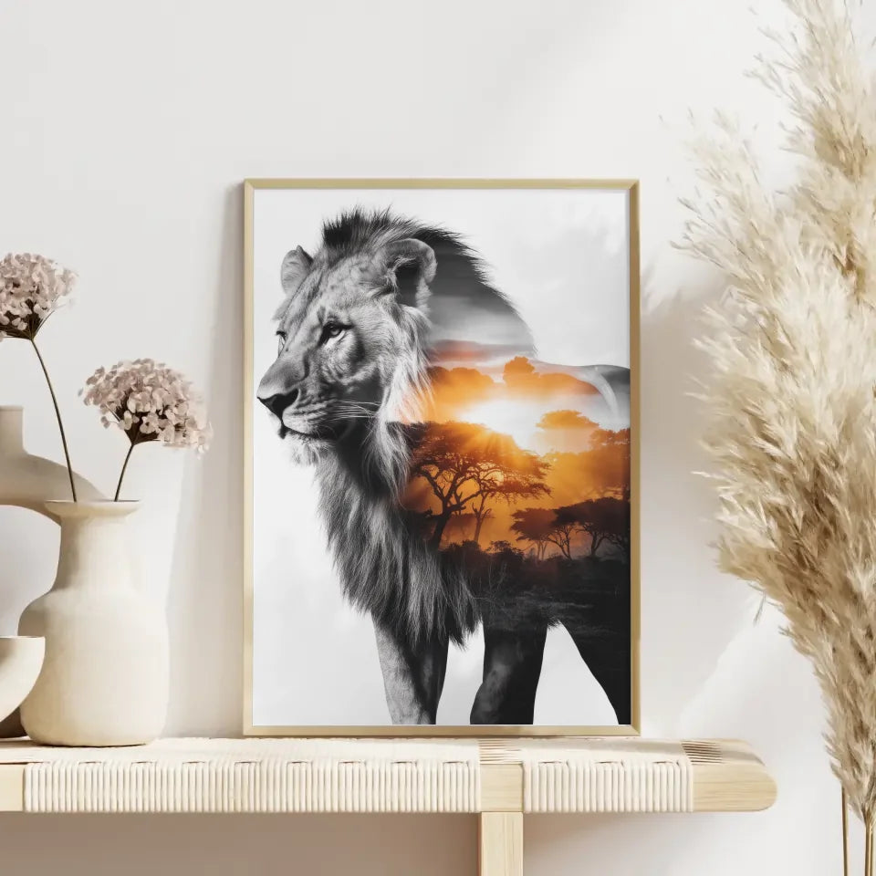 Majestätischer Löwe Poster mit afrikanischem Sonnenaufgang im Hintergrund