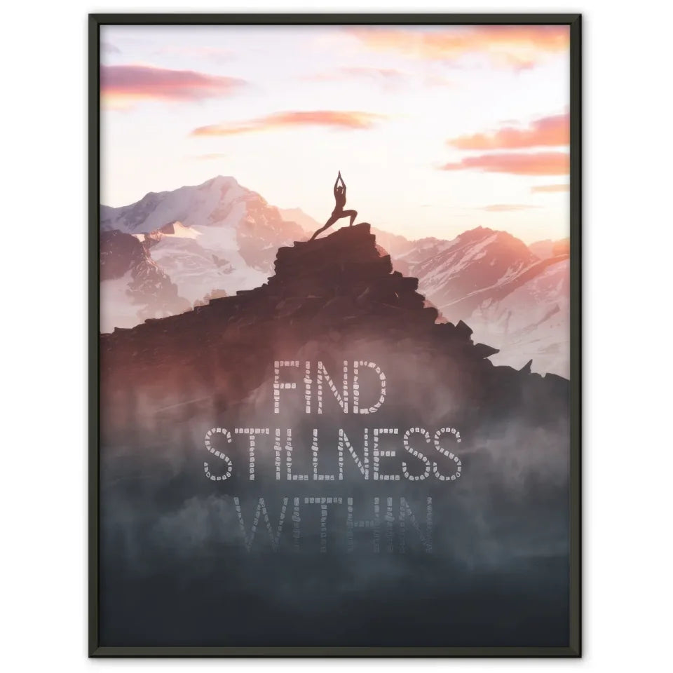 Inspirierendes Poster einsame Gestalt beim Yoga auf Berghügel im Morgengrauen