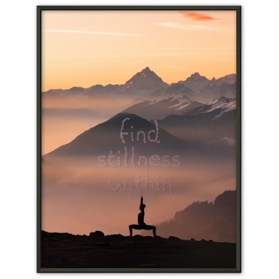 Inspirierendes Poster einsame Gestalt beim Yoga auf Berghügel im Morgengrauen