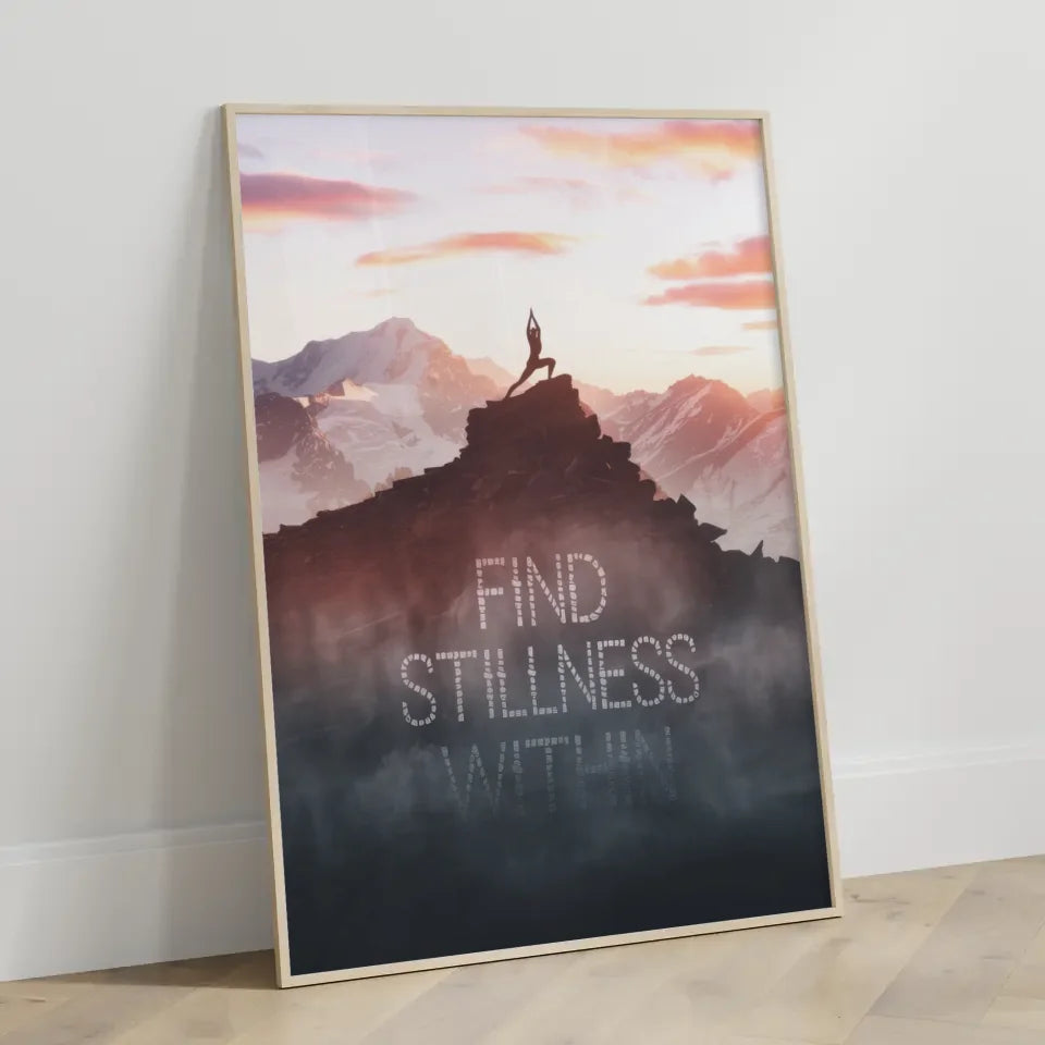 Inspirierendes Poster einsame Gestalt beim Yoga auf Berghügel im Morgengrauen