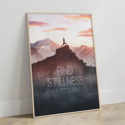 Inspirierendes Poster einsame Gestalt beim Yoga auf Berghügel im Morgengrauen