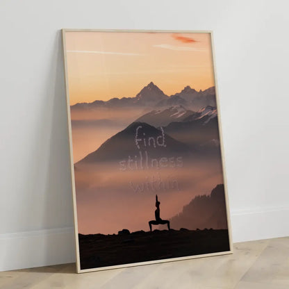 Inspirierendes Poster einsame Gestalt beim Yoga auf Berghügel im Morgengrauen