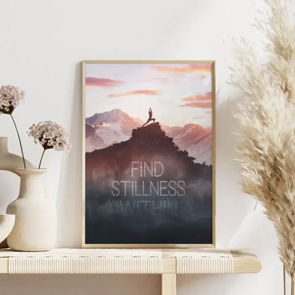 Inspirierendes Poster einsame Gestalt beim Yoga auf Berghügel im Morgengrauen