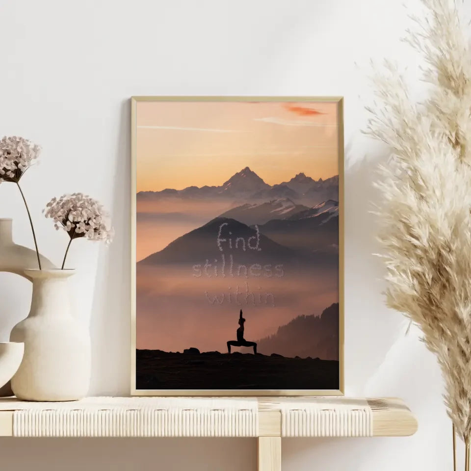 Inspirierendes Poster einsame Gestalt beim Yoga auf Berghügel im Morgengrauen