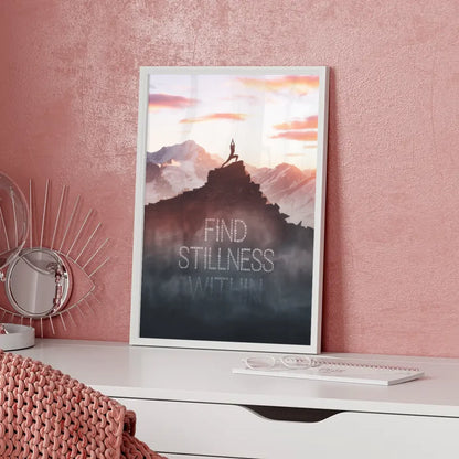 Inspirierendes Poster einsame Gestalt beim Yoga auf Berghügel im Morgengrauen