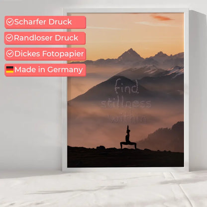 Inspirierendes Poster einsame Gestalt beim Yoga auf Berghügel im Morgengrauen