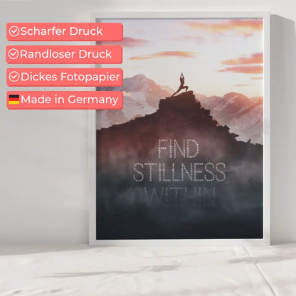 Inspirierendes Poster einsame Gestalt beim Yoga auf Berghügel im Morgengrauen