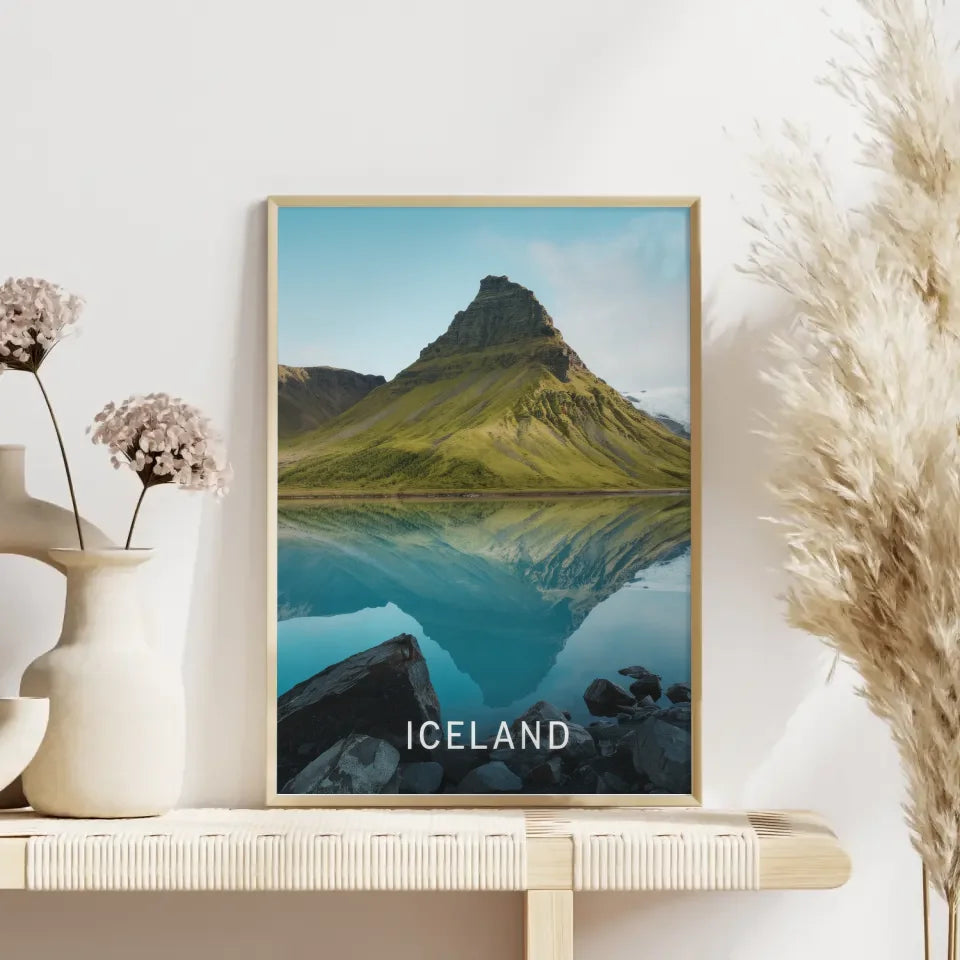 Poster von Island mit türkisfarbenem Gletschersee und Bergen