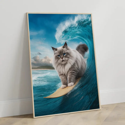 Poster flauschige Katze beim Surfen auf Wellen im azurblauen Himmel