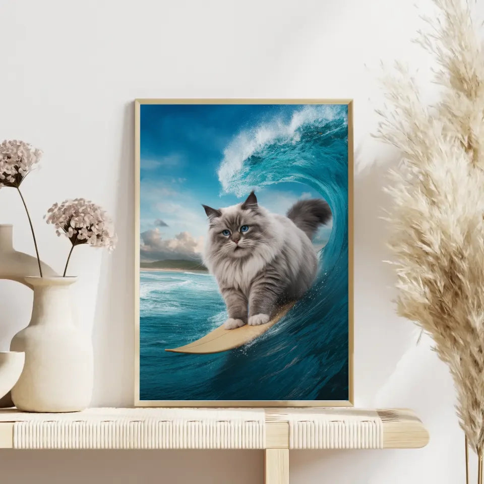 Poster flauschige Katze beim Surfen auf Wellen im azurblauen Himmel