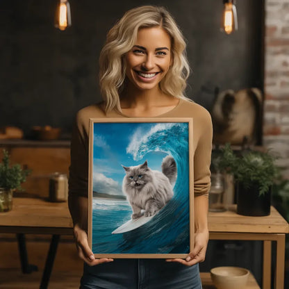 Poster flauschige Katze beim Surfen auf Wellen im azurblauen Himmel