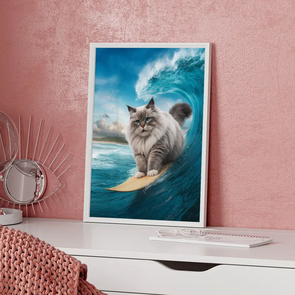 Poster flauschige Katze beim Surfen auf Wellen im azurblauen Himmel