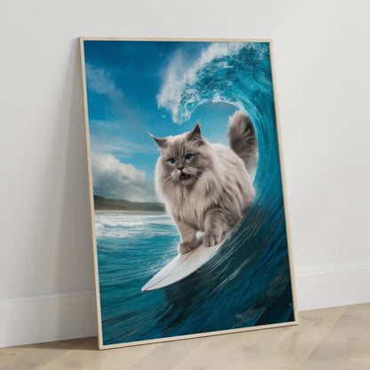 Poster flauschige Katze beim Surfen auf Wellen im azurblauen Himmel