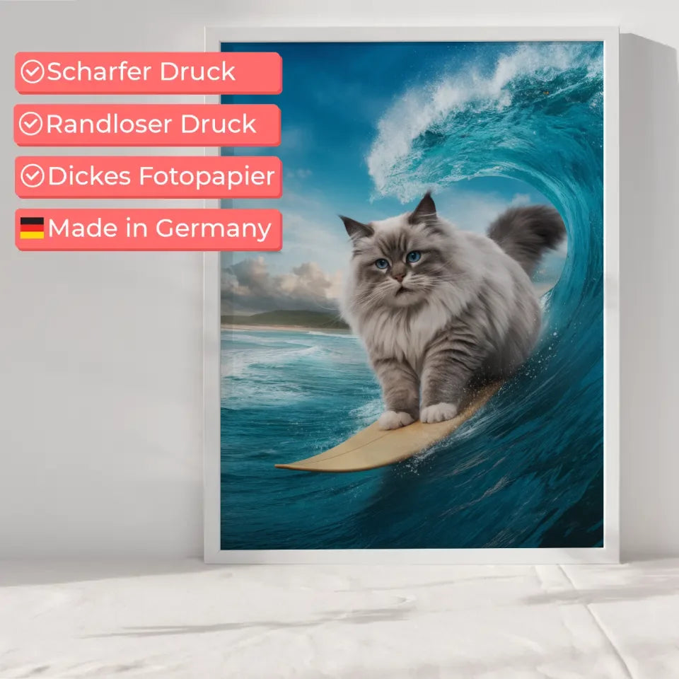 Poster flauschige Katze beim Surfen auf Wellen im azurblauen Himmel