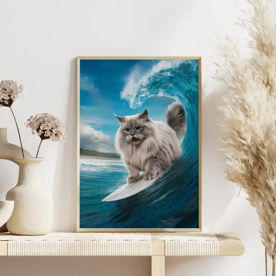 Poster flauschige Katze beim Surfen auf Wellen im azurblauen Himmel