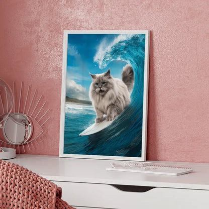 Poster flauschige Katze beim Surfen auf Wellen im azurblauen Himmel