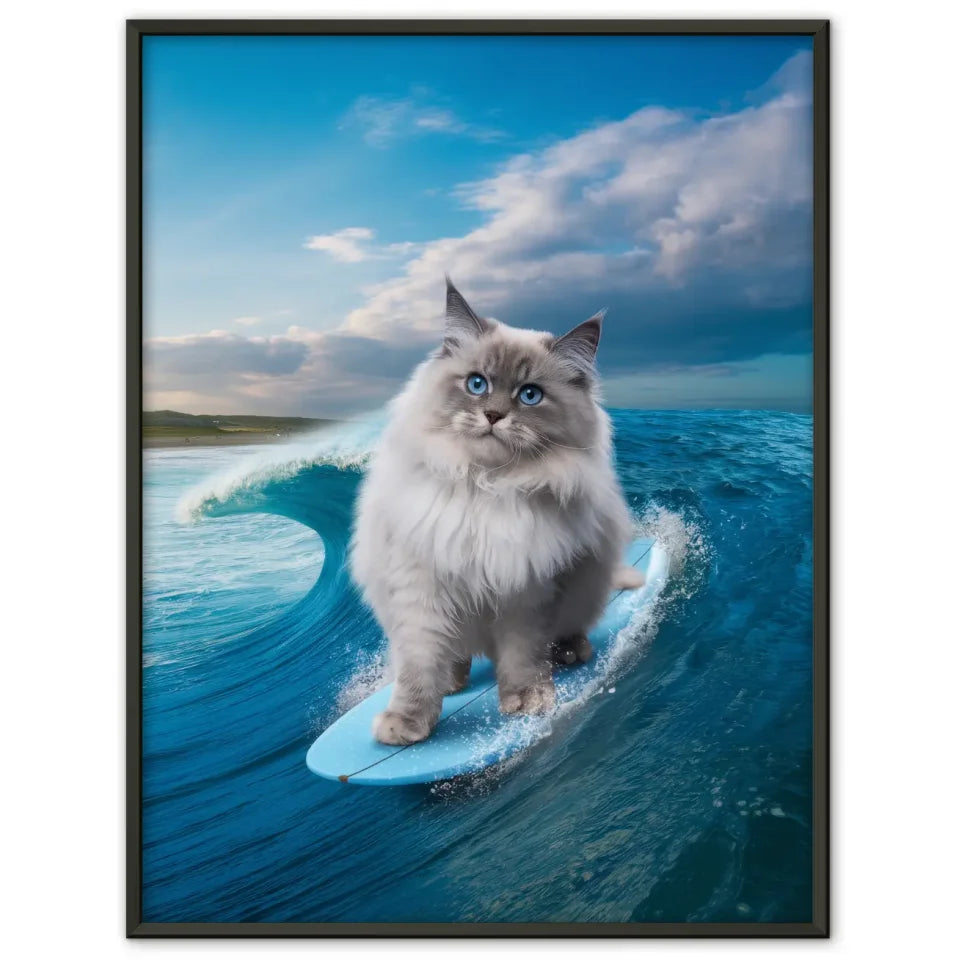 Poster flauschige Katze surft auf Welle mit blauem Himmel im Hintergrund