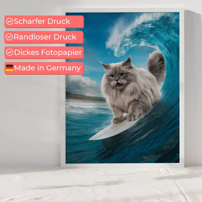 Poster flauschige Katze beim Surfen auf Wellen im azurblauen Himmel