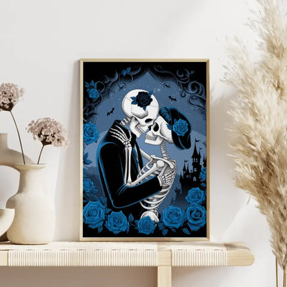 Gothic Poster Skelett Paar umarmt mystische Atmosphäre mit Rosen
