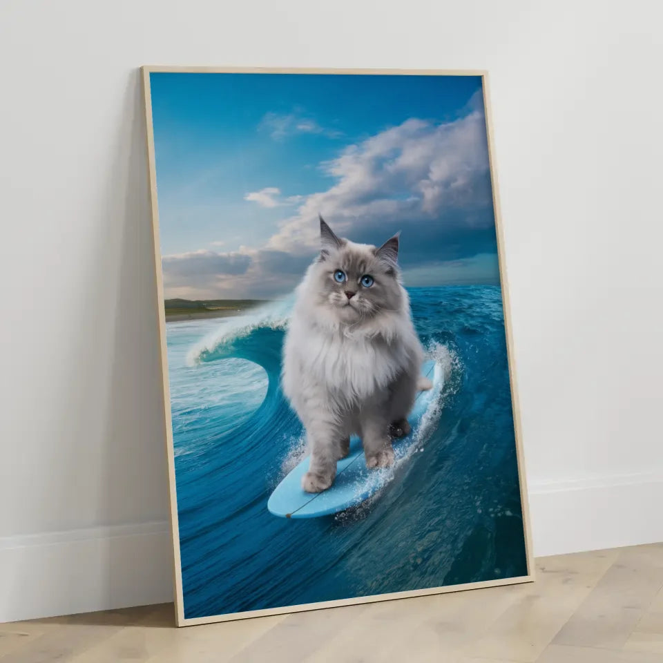 Poster flauschige Katze surft auf Welle mit blauem Himmel im Hintergrund