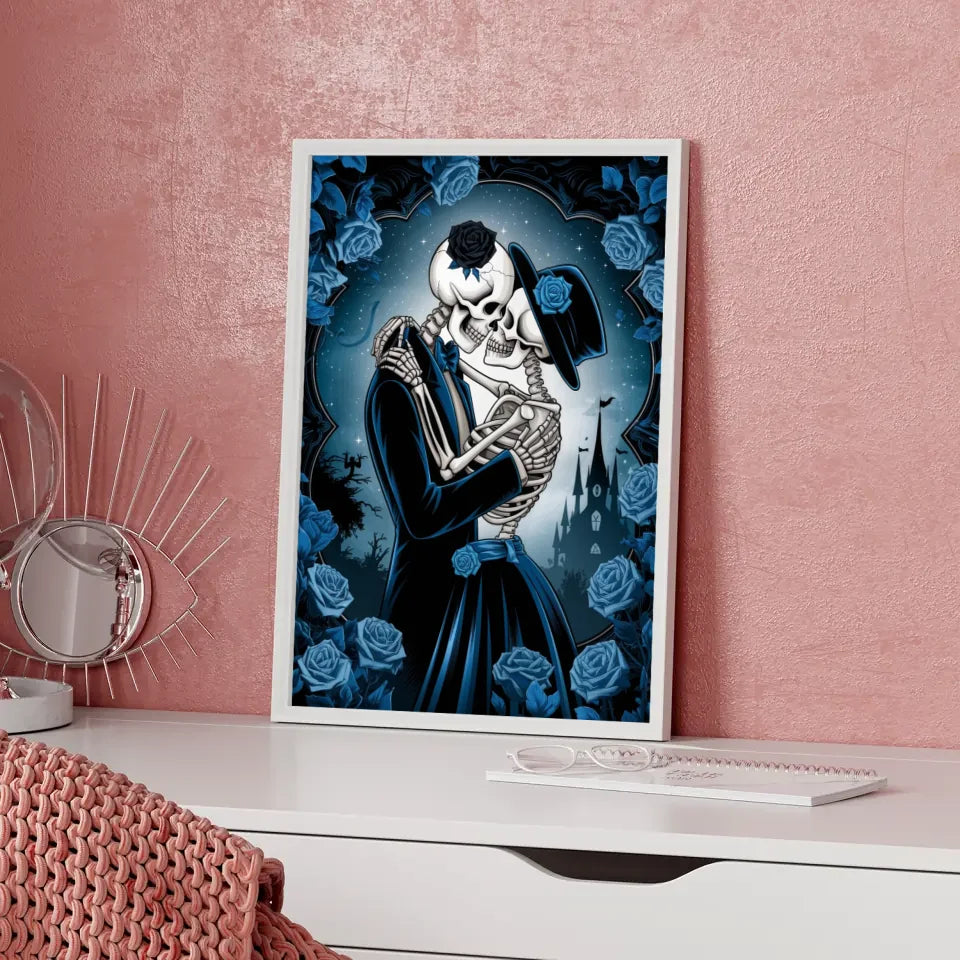 Gothic Poster mit Skeletten umarmt in romantischer Atmosphäre