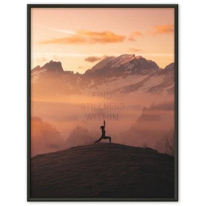 Poster mit einsamer Gestalt beim Yoga im Morgengrauen am Berggipfel