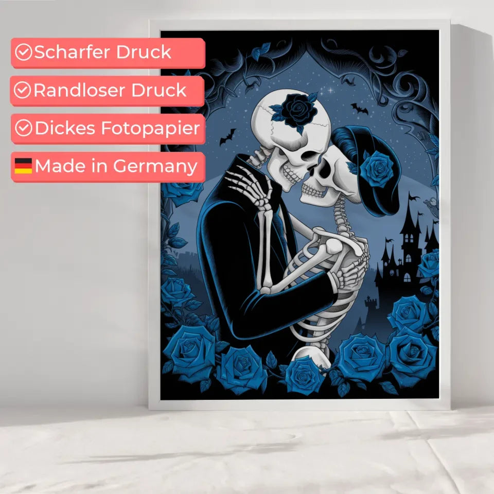 Gothic Poster Skelett Paar umarmt mystische Atmosphäre mit Rosen