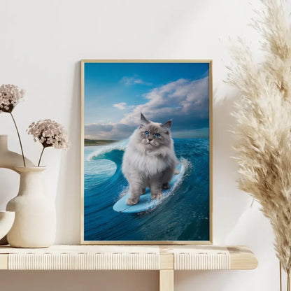 Poster flauschige Katze surft auf Welle mit blauem Himmel im Hintergrund